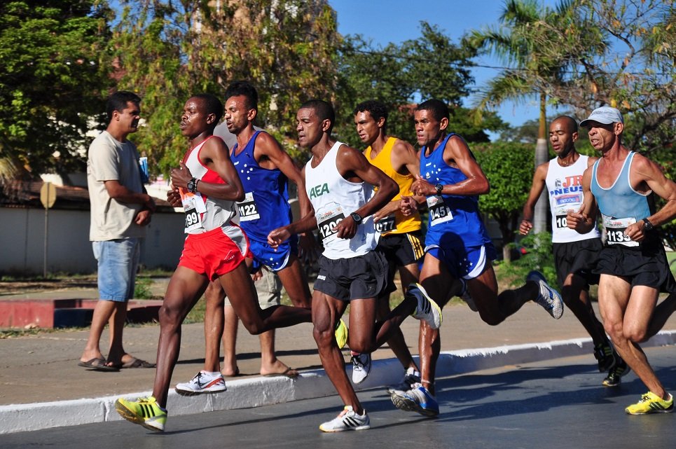 Meia Maratona José Nardel 2025: corredores cruzando a linha de chegada em Montes Claros