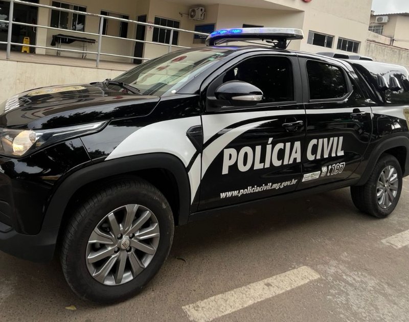 Imagem de policiais civis cumprindo mandados de prisão em Belo Horizonte durante operação contra grupo ligado ao Comando Vermelho.