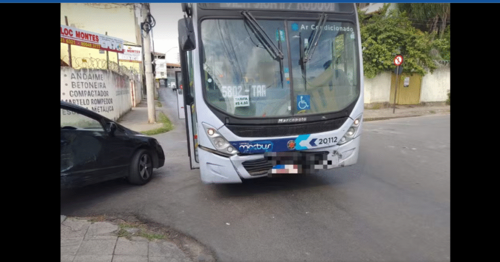 Imagem de grave acidente envolvendo ônibus e carro em Montes Claros, com duas pessoas feridas e mobilização do Samu no local