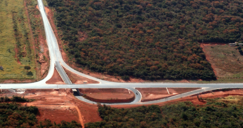 Vista aérea de Montes Claros, cidade mineira que será beneficiada com obras na BR-251 e investimentos em infraestrutura