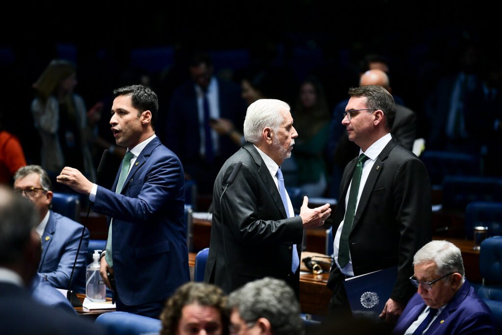 Alt Text: Parlamentares discutem impactos da tarifa de 50% de Trump contra o Brasil nas exportações brasileiras.