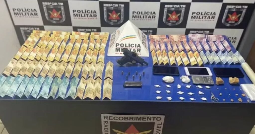 Imagem de operação da PM em Pirapora onde quatro suspeitos foram presos com drogas, arma, munições e dinheiro.