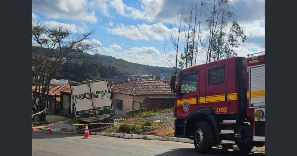 Caminhão atinge casa em Capelinha após perder os freios em rua íngreme; Corpo de Bombeiros atua na ocorrência sem vítimas