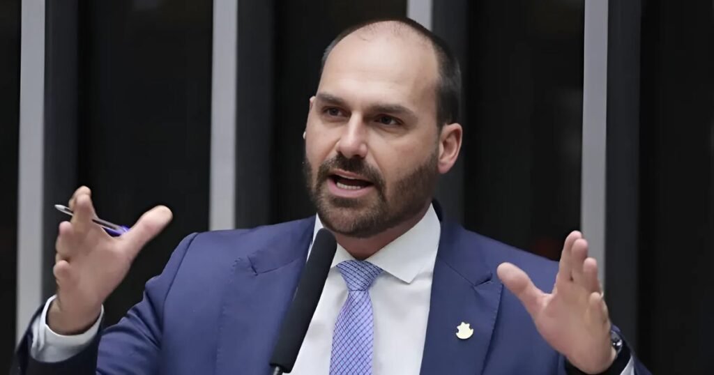 Eduardo Bolsonaro em evento político, alvo de críticas após apoiar sanções dos EUA contra o Brasil.