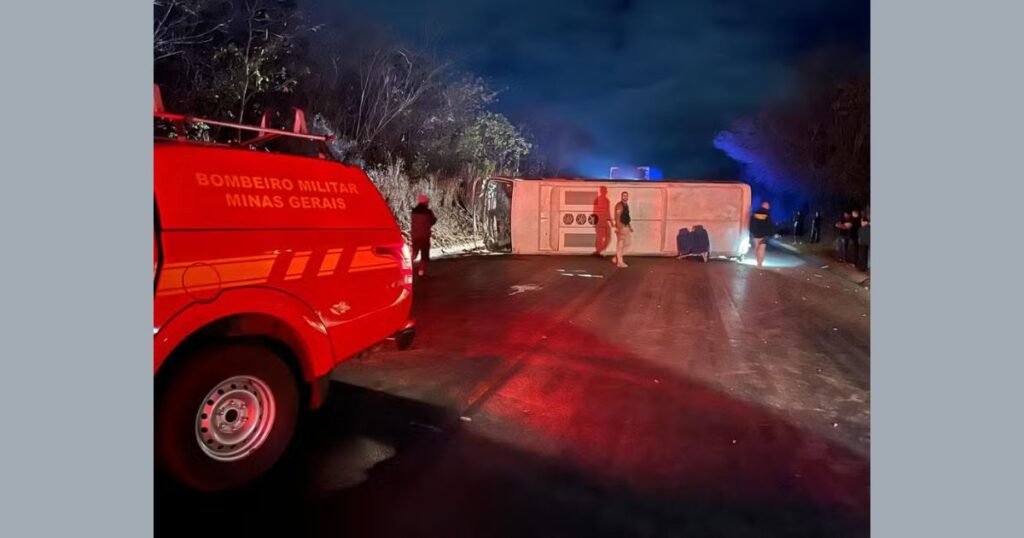 Micro-ônibus tombado na BR-251 em Montes Claros após escorregar em pista molhada; equipes do Corpo de Bombeiros e Samu prestam socorro.
