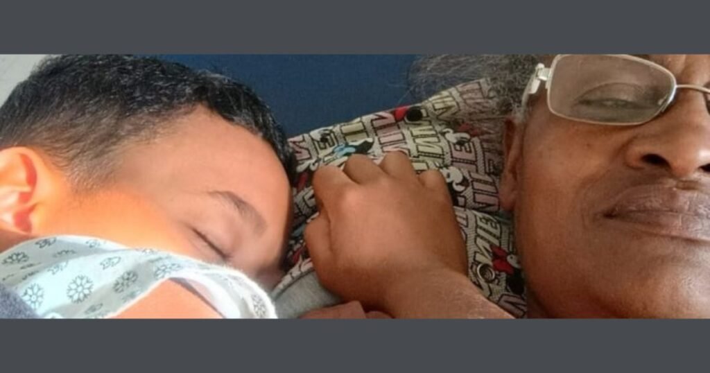 Willian recebe o carinho da avó Ivanilde no Hospital João XXIII, em uma cena comovente que representa amor, cuidado e esperança.