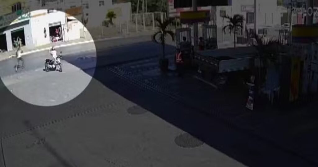 Suspeito de assalto ferido após ser atingido por carro e contido por populares em Montes Claros, com presença da polícia no local.