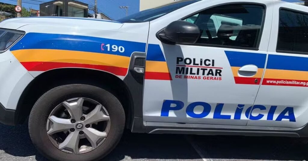 Viatura policial em Arinos durante investigação sobre jovem baleado em possível confronto entre grupos rivais.