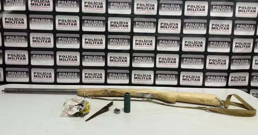 Espingarda e faca apreendidas pela polícia em Araçuaí após chamado do CAPS.