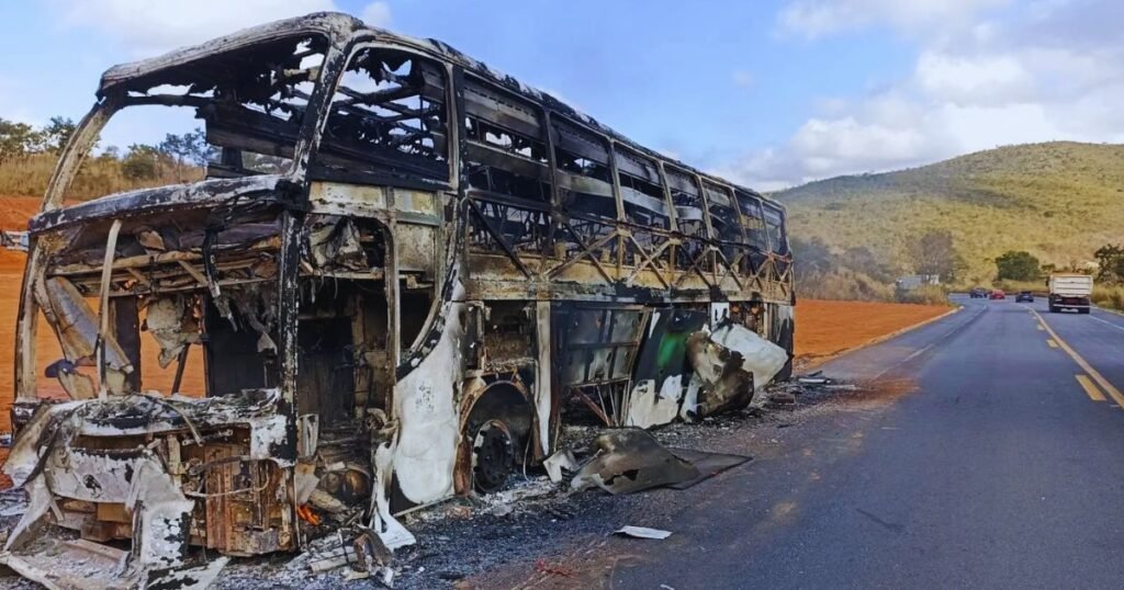 Trânsito parado na BR-251 após acidente grave que mobilizou resgate e causou lentidão no trecho entre Montes Claros e Salinas.