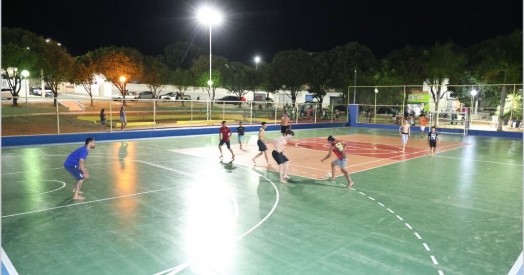 Praça revitalizada no Bairro Antônio Pimenta com nova iluminação e paisagismo