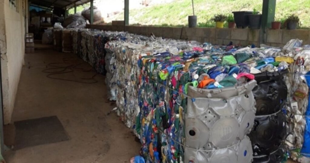 Banner do curso de Coleta Seletiva em Minas Gerais com inscrições abertas até 13 de agosto. Imagem mostra ícones de reciclagem e resíduos.