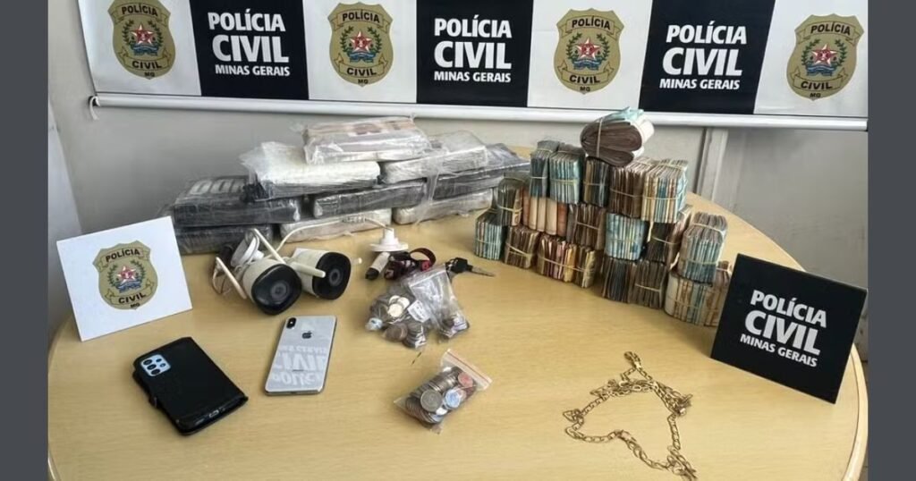 Polícia realiza operação e desmantela ponto de tráfico com apreensão de drogas e prisão de envolvidos.