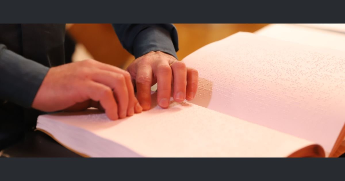 Serviço em Minas Gerais oferece empréstimo de livros em braille e audiolivros com entrega gratuita para pessoas com deficiência visual.