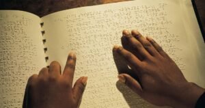 Minas Gerais lança serviço inclusivo de empréstimo de livros em braille e audiolivros, com entrega gratuita para deficientes visuais.