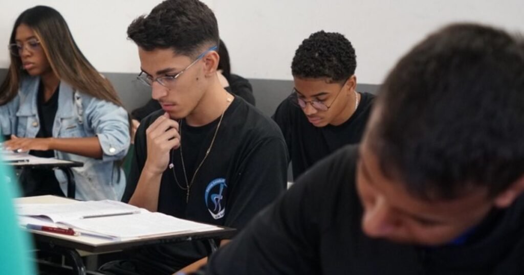 Estudantes acompanham divulgação dos Resultados do 1º Simulado Enem 2025 e conhecem novidades para a próxima edição em Minas Gerais.