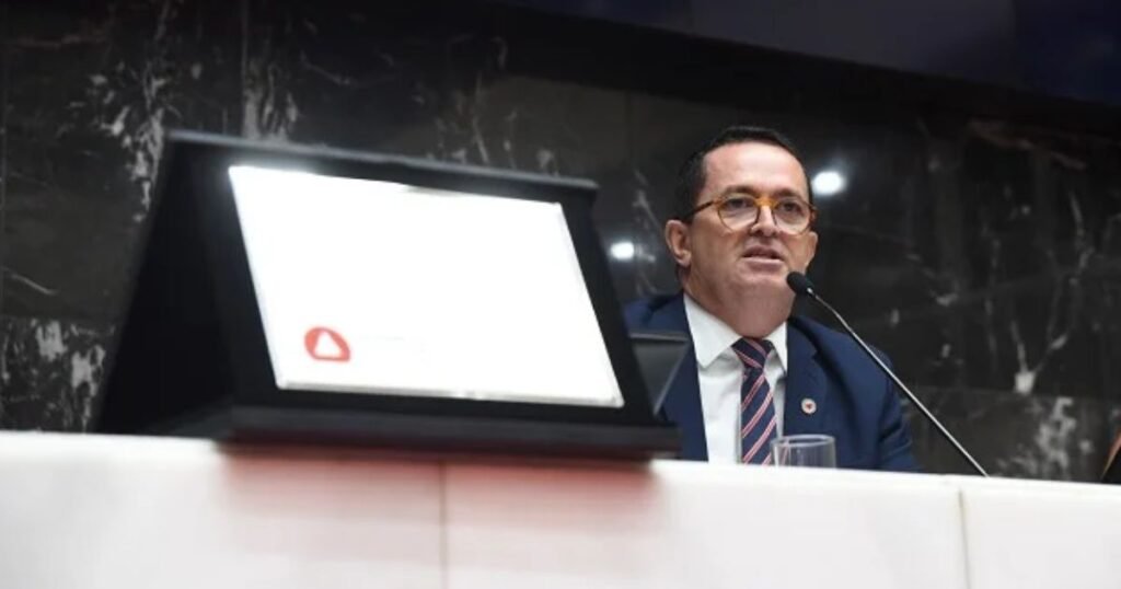 Autoridades e comunidade escolar participam da celebração dos 100 Anos da Escola Comendador Viana em reunião especial na ALMG.