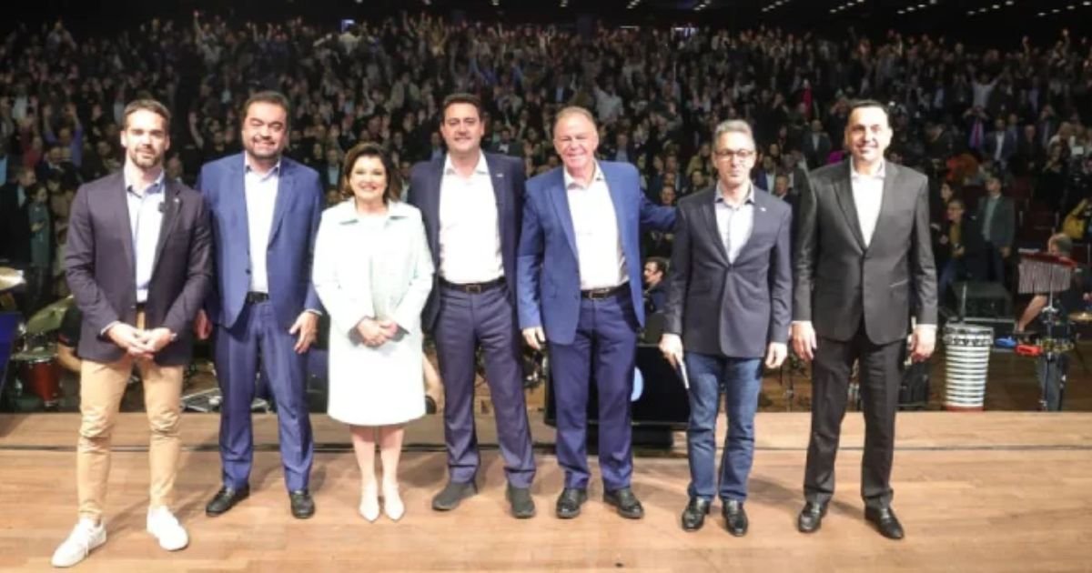 Governadores do Sul e Sudeste do Brasil debatendo sustentabilidade em encontro realizado em Curitiba.