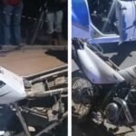Imagem do local do acidente fatal em Montes Claros, onde motociclista de 32 anos perdeu a vida. A cena mostra os destroços da moto.
