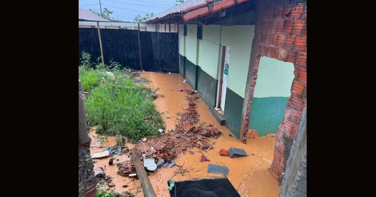 Imagem de alagamentos causados por chuva forte em Montes Claros: ruas inundadas, Escola Secundino Tavares invadida e calha do Rio Vieiras cheia em diversos bairros.