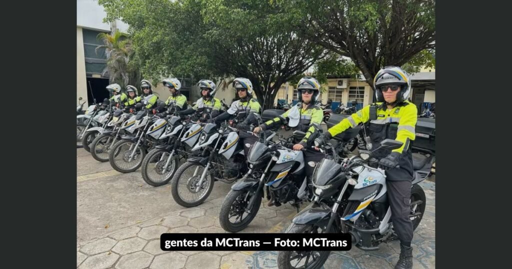 Cena de trânsito em Montes Claros com equipes fechando vias, agentes orientando e veículos parados, em cores cinza, azul e amarelo.