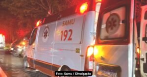 Ambulância e equipe de resgate em ação em estrada rural durante a noite, após Acidente em São João da Ponte