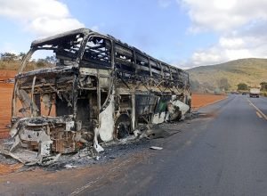1 de 6Veículo ficou destruído — Foto: PRF