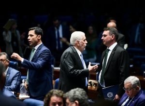 Alt Text: Parlamentares discutem impactos da tarifa de 50% de Trump contra o Brasil nas exportações brasileiras.