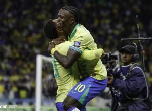 Vinícius Júnior comemora o gol decisivo na partida em que o Brasil vence o Paraguai e garante classificação para a Copa do Mundo de 2026.