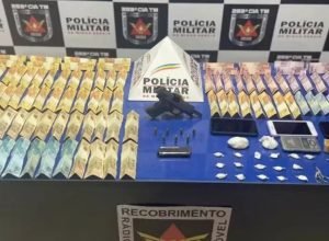 Imagem de operação da PM em Pirapora onde quatro suspeitos foram presos com drogas, arma, munições e dinheiro.