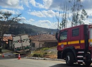 Caminhão atinge casa em Capelinha após perder os freios em rua íngreme; Corpo de Bombeiros atua na ocorrência sem vítimas