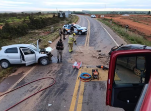 Colisão frontal na MG-308 envolvendo dois carros deixa cinco vítimas e mobiliza bombeiros e Samu perto de Novo Cruzeiro.