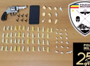 Foragido morre após confronto com policiais no bairro Chiquinho Guimarães, em Montes Claros, durante operação que apreendeu arma e drogas.
