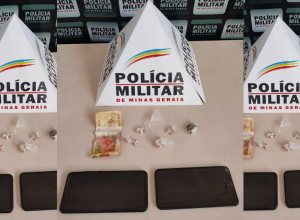 Viatura da Polícia Militar em frente a imóvel abandonado no bairro Nossa Senhora Aparecida, onde ocorreu prisão por tráfico em Bocaiuva.