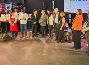 Expositor apresenta rótulos premiados de Cachaça de Minas durante a 34ª edição da Expocachaça, destacando tradição e qualidade.