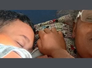 Willian recebe o carinho da avó Ivanilde no Hospital João XXIII, em uma cena comovente que representa amor, cuidado e esperança.