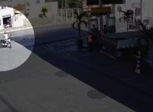 Suspeito de assalto ferido após ser atingido por carro e contido por populares em Montes Claros, com presença da polícia no local.