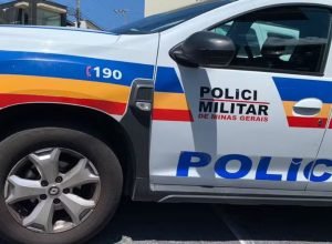 Viatura policial em Arinos durante investigação sobre jovem baleado em possível confronto entre grupos rivais.