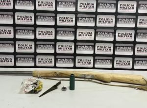 Espingarda e faca apreendidas pela polícia em Araçuaí após chamado do CAPS.