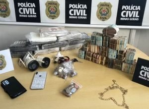 Polícia realiza operação e desmantela ponto de tráfico com apreensão de drogas e prisão de envolvidos.