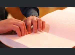 Serviço em Minas Gerais oferece empréstimo de livros em braille e audiolivros com entrega gratuita para pessoas com deficiência visual.