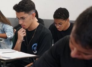 Estudantes acompanham divulgação dos Resultados do 1º Simulado Enem 2025 e conhecem novidades para a próxima edição em Minas Gerais.