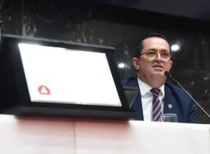 Autoridades e comunidade escolar participam da celebração dos 100 Anos da Escola Comendador Viana em reunião especial na ALMG.