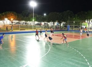 Praça revitalizada no Bairro Antônio Pimenta com nova iluminação e paisagismo