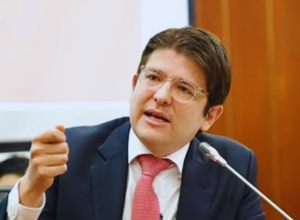 Miguel Uribe durante evento político na Colômbia — conheça quem é Miguel Uribe, senador e pré-candidato à presidência baleado em Bogotá