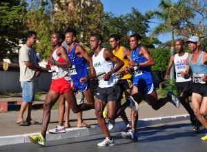 Meia Maratona José Nardel 2025: corredores cruzando a linha de chegada em Montes Claros
