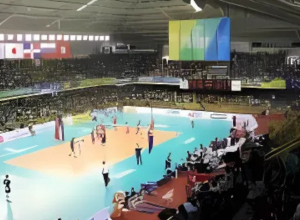 Jovens atletas brasileiros disputando a Copa América de Vôlei em Betim, Minas Gerais.