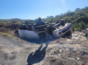 1 de 2Carreta tombou às margens da pista — Foto: Corpo de Bombeiros/Divulgação