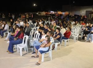 1 de 1Moradores acompanharam a assinatura da ordem de serviço que garantiu o asfaltamento de mais ruas do bairro — Foto: Divulgação