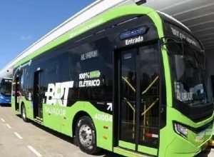 Imagem ilustrativa de ônibus elétricos que farão parte do transporte público em Montes Claros, modernizando a frota urbana e promovendo sustentabilidade.